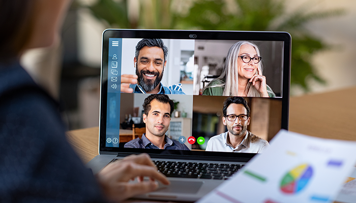 Im Video-Meeting diskutiert ein Team die neusten Erkenntnisse.
