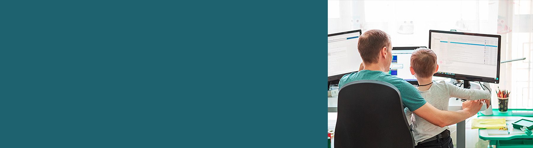 Ein Mann nutzt Mobiles Arbeiten um seinem Kind seine Arbeit zu zeigen.