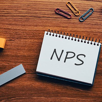 Auf einem Zettel auf einem Schreibtisch steht NPS.