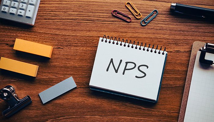 Auf einem Zettel auf einem Schreibtisch steht NPS.