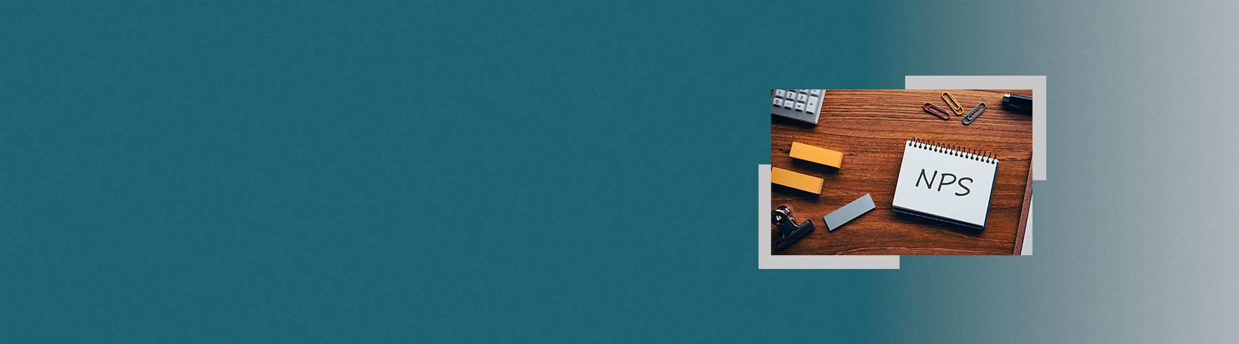 Auf einem Zettel auf einem Schreibtisch steht NPS.