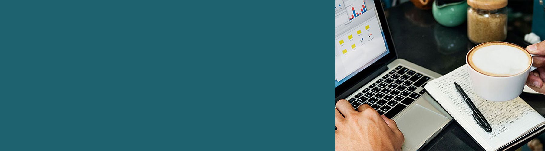 Online-Befragungen sind schnell und unkompliziert. Ein Mann beantwortet eine Online-Befragung in einem Cafe.