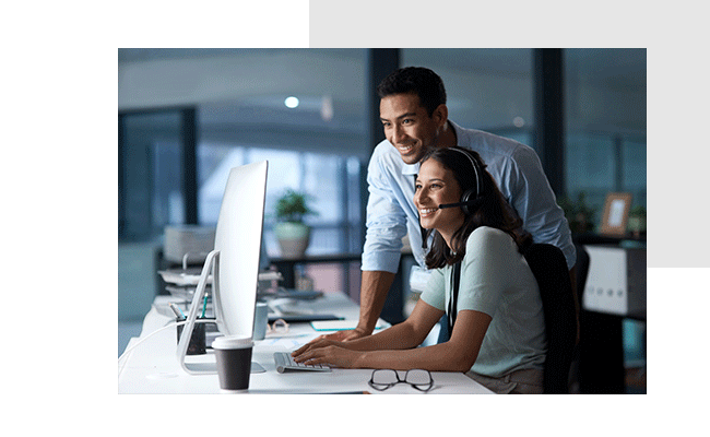 Zwei Panelverantwortliche erfreuen sich über die Ergebnisse ihrer Panel-Studien.