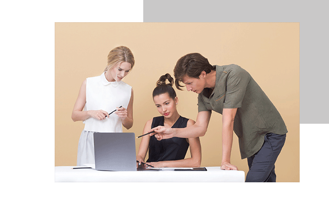 Panel-Studien brauchen ein klares Konzept. Ein Team konzipiert eine Panle-Studie in einer Besprechung.