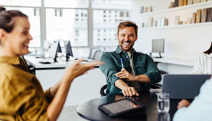 Zwei Mitarbeiter sprechen über die Paneladministration.