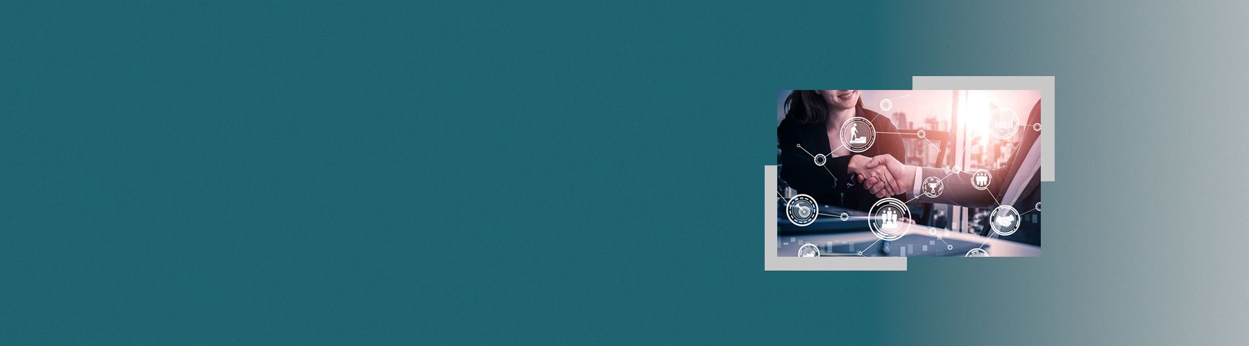 Eine Frau und ein Mann geben sich die Hand, da sie sich über den Panelaufbau Ihres neuen Panels einigen konnten.