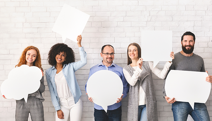 Eine diverse Gruppe zeigt mit unterschiedlichen Sprachblasen ihre unterschiedlichen Meinungen in einer Panelbefragung.
