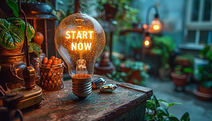 Auf einer Glühbirne steht "Start now" - damit ist die Panelmigration gemeint.