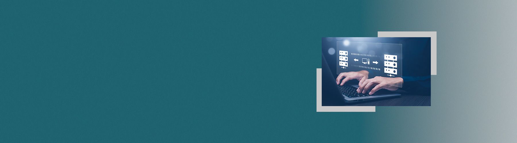 Eine Person bereitete am Laptop die Panelmigration von einem in das andere System vor.