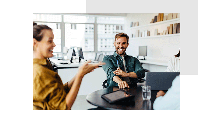 Zwei Mitarbeiter sprechen über die Paneladministration.