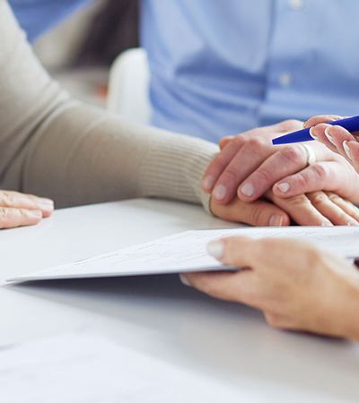 Bei der Paper Pencil Befragung füllen die Umfrageteilnehmer beim Arzt handschriftlich einen Papierbogen aus.