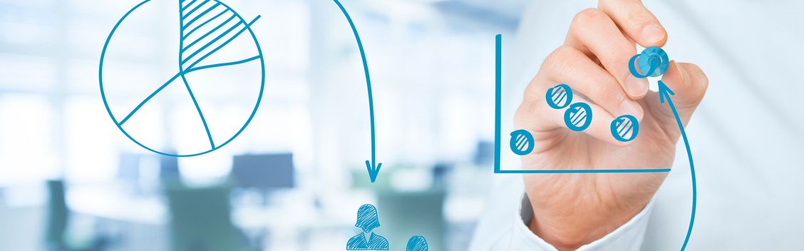 Im Rahmen der Portfolioanalyse zeichnet eine Person mit einem blauen Stift Diagramme.