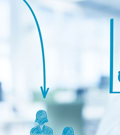 Im Rahmen der Portfolioanalyse zeichnet eine Person mit einem blauen Stift Diagramme.