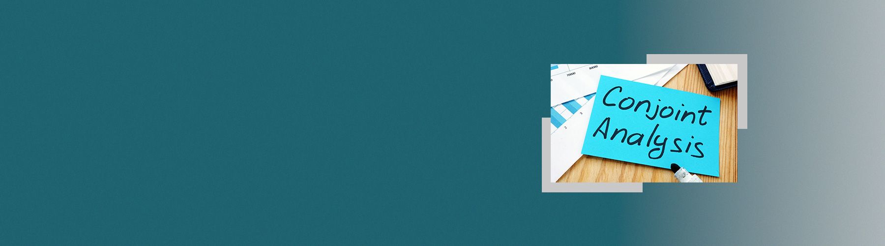 Mit Preisanalysen den optimalen Preis ermitteln. Auf einem blauen Post-It wurde Conjoint-Analyse mit einem Filzstift geschrieben.