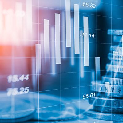 Mit Preisforschung die Zahlungsbereitschaft der Kunden analysieren. Gestapelte Münzen, Preise sowie ein Balkendiagramm symbolisieren die Zahlungsbereitschaft.