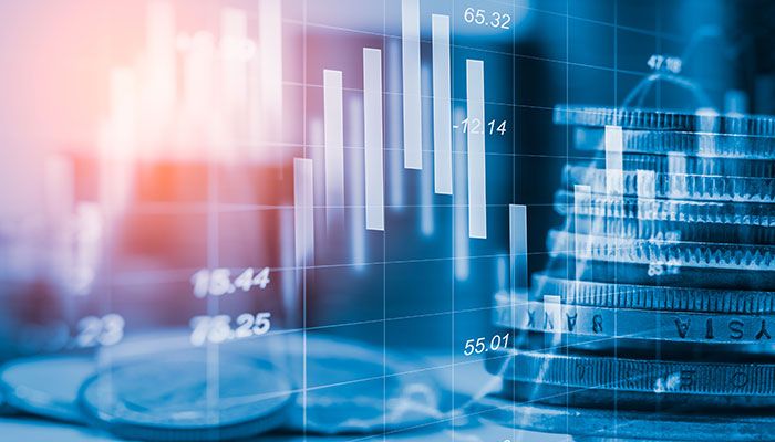 Mit Preisforschung die Zahlungsbereitschaft der Kunden analysieren. Gestapelte Münzen, Preise sowie ein Balkendiagramm symbolisieren die Zahlungsbereitschaft.