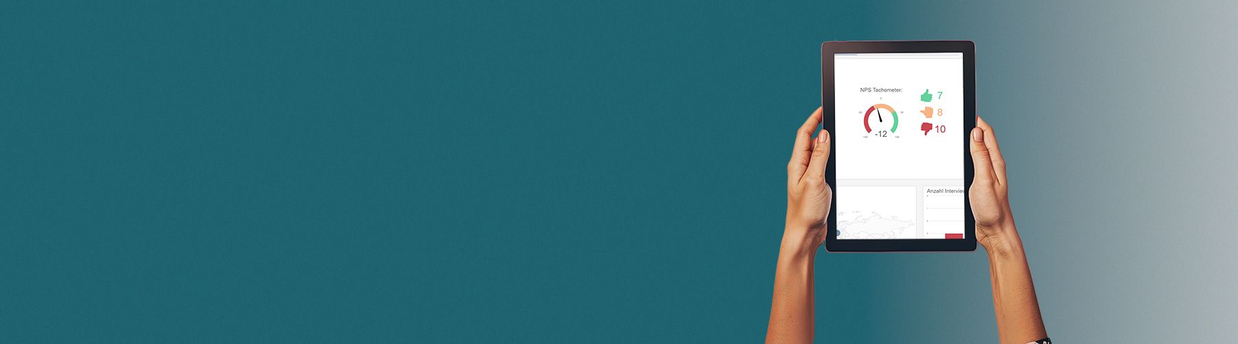 Zwei Hände halten ein Tablet auf dem das Premium Dashboard der Rogator AG erklärt wird.