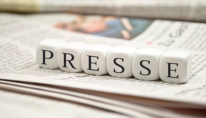 Ein Würfel mit der Aufschrift Presse liegt auf einer Zeitung