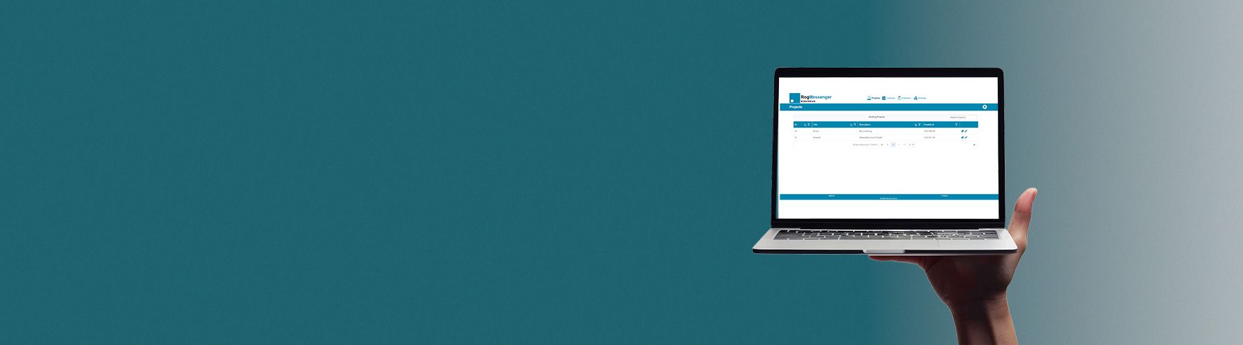 Eine Hand hebt einen Laptop hoch auf dem der RogMessenger geöffnet ist.
