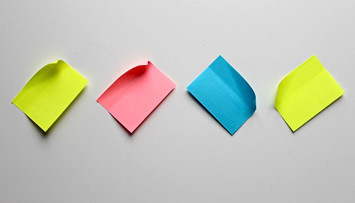 Schnittstellen-Befragung richtig durchführen. Bunte Klebezettel kleben an einer Wand.