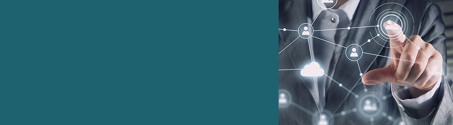 Mit Schnittstellen-Befragungen wichtige Insights gewinnen: Ein Geschäftsmann steht for einem digitalen Dashboard, auf dem ein Personen-Netz projeziert wird.