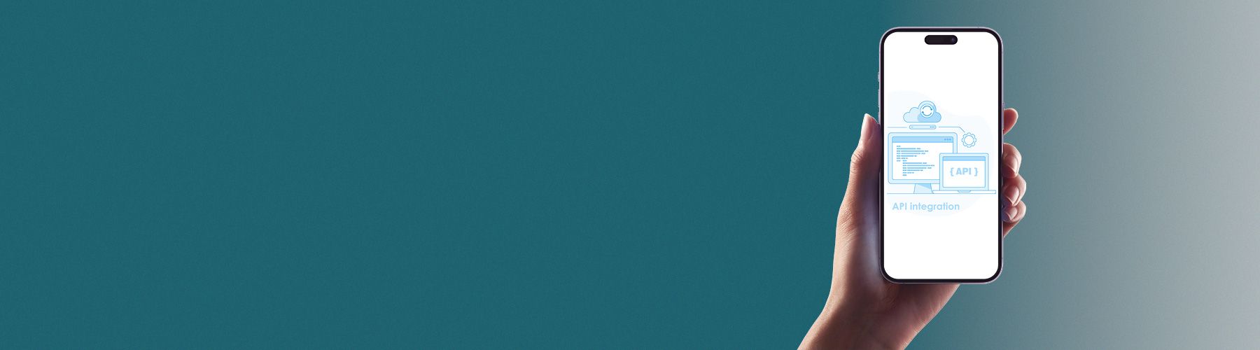 Eine Hand hebt ein Smartphone hoch auf dem die Schnittstellenanbindung mit Rogator erklärt wird.