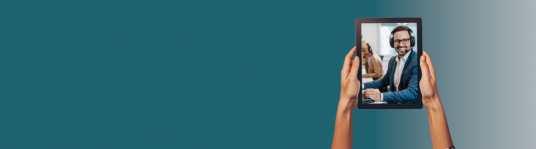 Zwei Hände halten ein Ipad auf dem ein Mann eine Softwareschulung online hält.