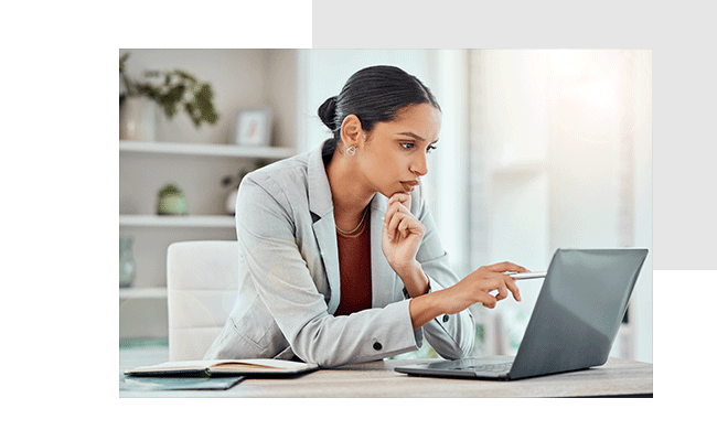 Eine Frau sitzt am Laptop und arbeitet mit der Befragungssoftware.