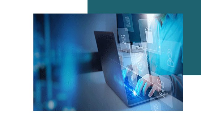 Ein Mann sitzt am Laptop und benutzt die Software Lösungen von Rogator.