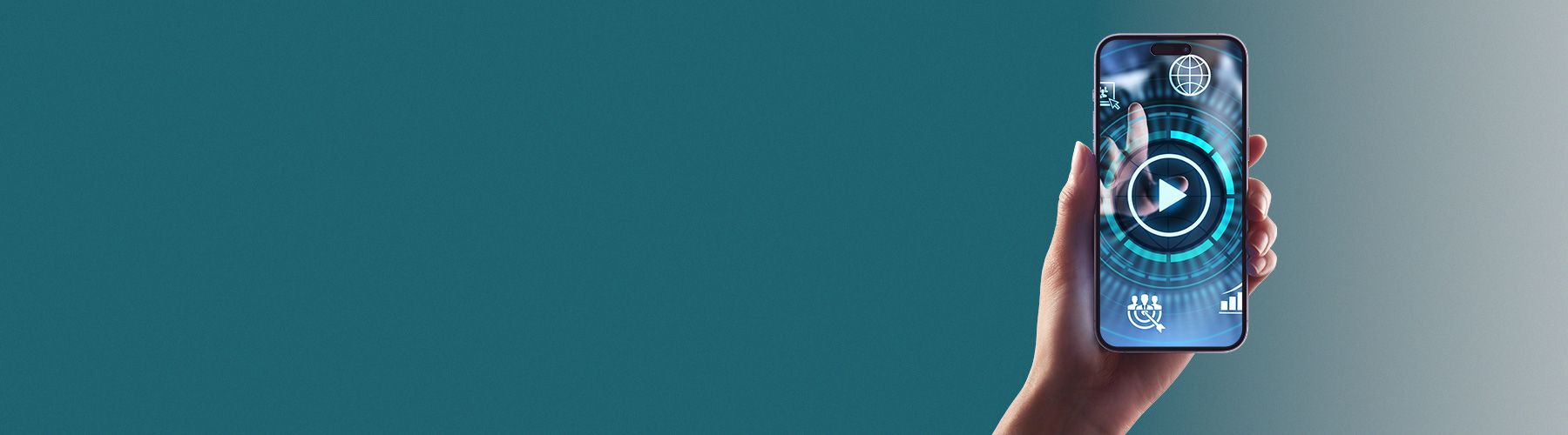Eine Hand hält ein Smartphone auf dem der Playbutton eines Software Tutorials abgebildet ist.