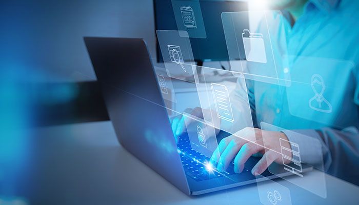 Ein Mann sitzt am Laptop und benutzt die Software Lösungen von Rogator.