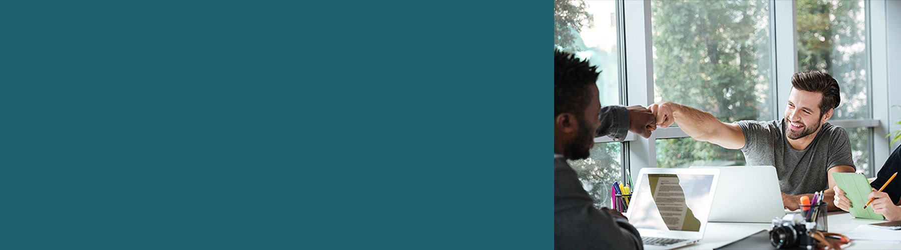 Mithilfe eines Stimmungsbarometers kann die Stimmung der Mitarbeiterinnen und Mitarbeiter gemessen werden. Auf dem Bild sieht man zwei lachende Mitarbeiter und eine Mitarbeiterin.