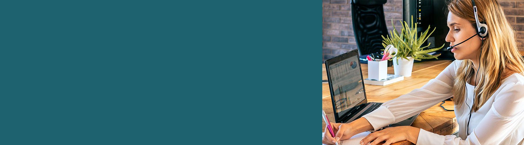 Eine Frau sitz im Büro und führt eine Touchpoint Analyse durch