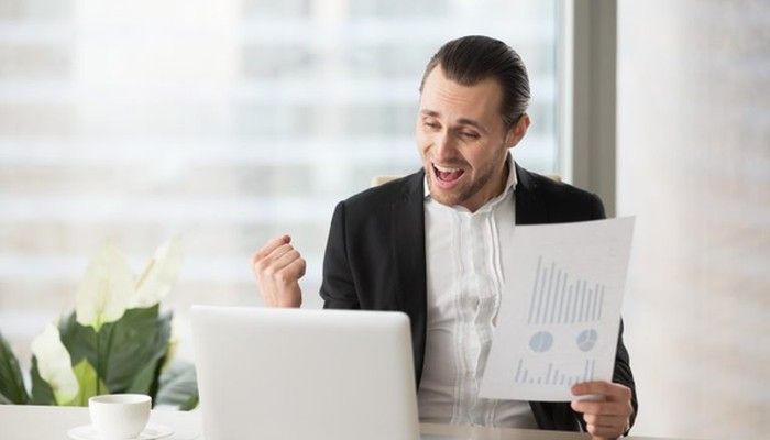 Ein Geschäftsmann freut sich über fehlende gefälschte Fragebögen.