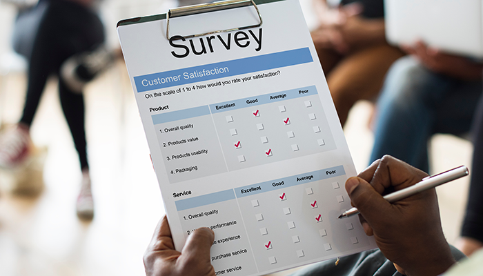 Eine Person füllt gefälschte Fragenbögen mit ähnlichen Fragetypen aus.
