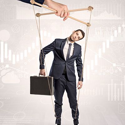 Ein Geschäftsmann hängt wie eine Marionette an den Strängen einer anderen Person und zeigt die Gefahr von gefälschte Fragebögen.