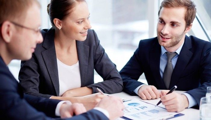 Ein Team berät einen Kunden zum Thema gefälschte Fragebögen.