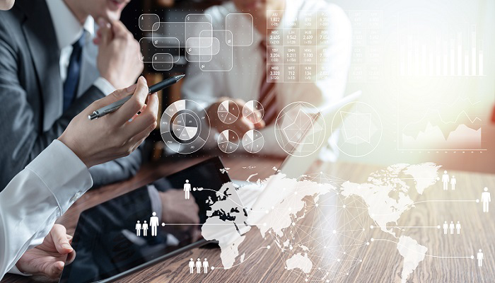 Eine internationale Mitarbeiterbefragung liefert viele Daten, die ein Team anschließend analysiert.