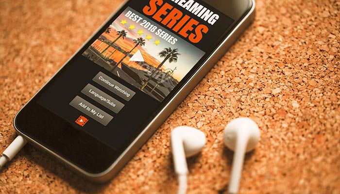 Es liegt ein Smartphone auf dem Boden mit dem aktuellen Abo Angebot für Streaming Dienstleister.