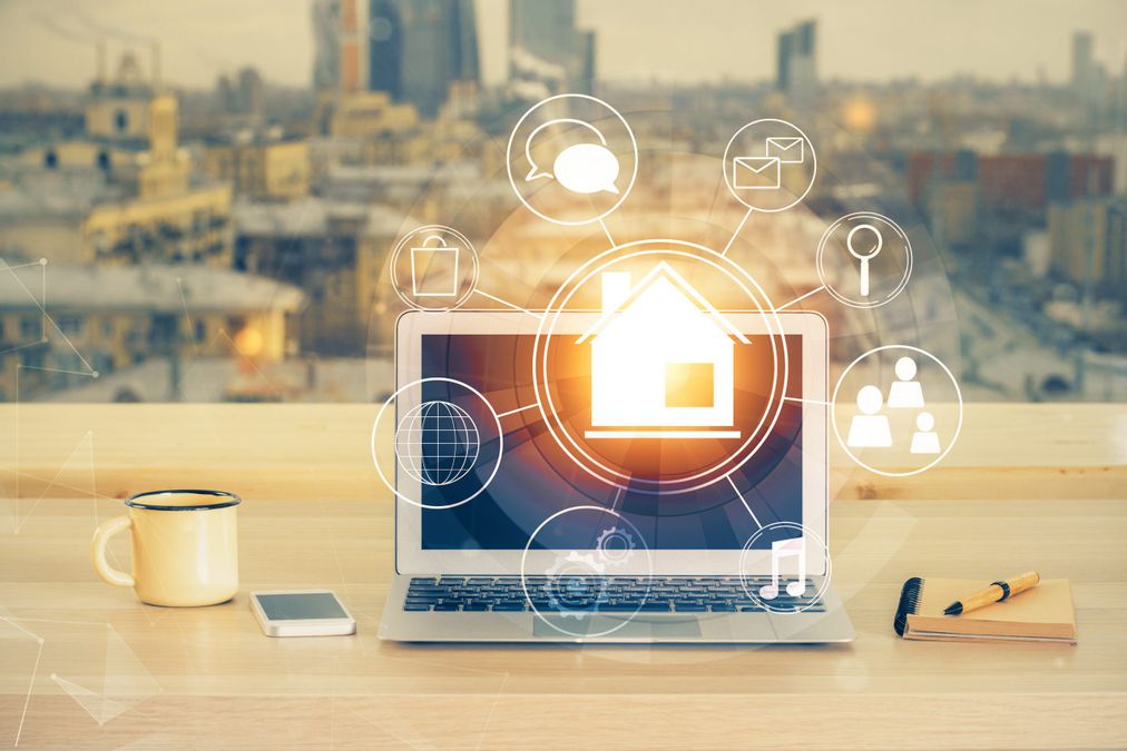 Laptop im Büro mit Aussicht auf Großstadt - Moderne Arbeitswelten