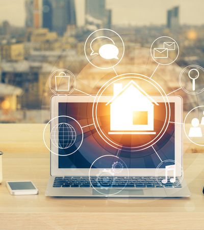 Laptop im Büro mit Aussicht auf Großstadt - Moderne Arbeitswelten