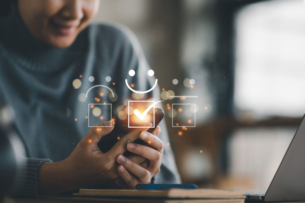 Kundenumfrage Smileys lächelnde Frau