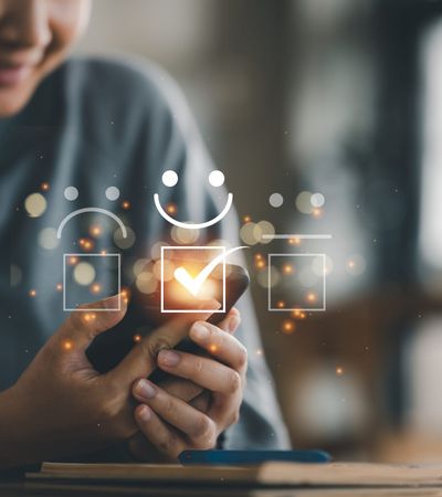 Kundenumfrage Smileys lächelnde Frau