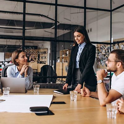 Eine Gruppe an fünf Menschen sitzt zusammen und spricht über Automatisierung.