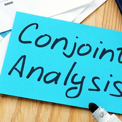 Es liegt ein Papier auf dem Tisch auf dem Conjoint-Befragung steht.