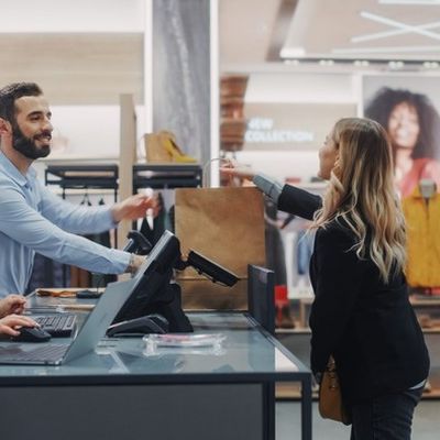 Eine Kundin kauft als Teil der Customer Journey im Laden ein.