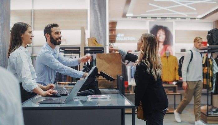 Eine Kundin kauft als Teil der Customer Journey im Laden ein.