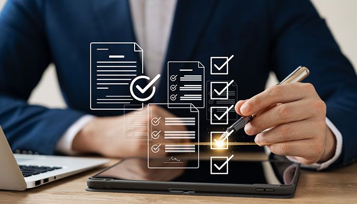 Ein Man sitzt vor seinem PC und lernt etwas über die Fehler bei der Umfrageerstellung.