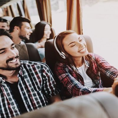 Eine Gruppe an Menschen sitzt in einem Fernlinienbus.