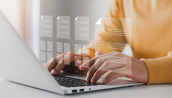 Ein Mann im gelben Pullover füllt am Laptop eine Umfrage mit unterschiedlichen Fragetypen aus.